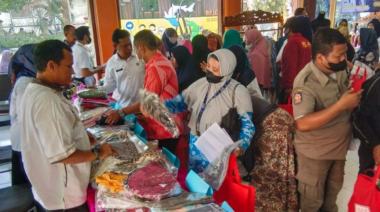 Kegiatan Garage Sale di Pendopo Kecamatan Bulak, yang digelar Pemkot Surabaya 6 April 2023 lalu