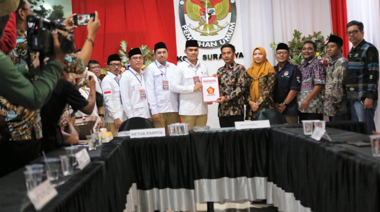 Gerindra Surabaya saat mendaftar di KPU