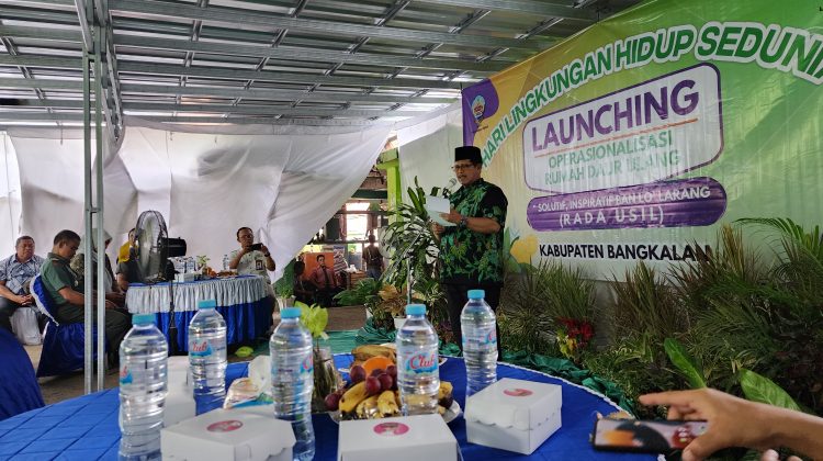 Drs. Mohni M.M Plt Bupati Bamgkalan. Kamis (08/06) siang.

Dok Anam Klikku.