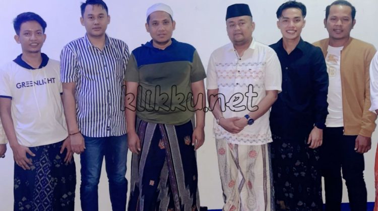 Pemilik lagu Obuk Celleng di dampingi, Pengacara Asal Sampang, Muhlas dan Owner Trevel Madura, Fauzan, photo bersama dengan KH Mahrus Ali, pengasuh Ponpes Al-Baidhowiyah, Sokobanah Sampang (Doc. Anaf/klikku)