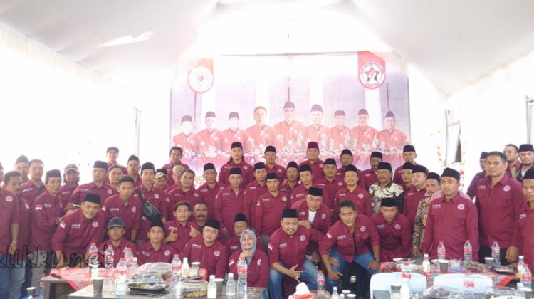 Photo bersama anggota Paguyuban Klebun Pantura Sampang Bersatu dengan Jurnalis dan LSM (Doc. Anaf/klikku)