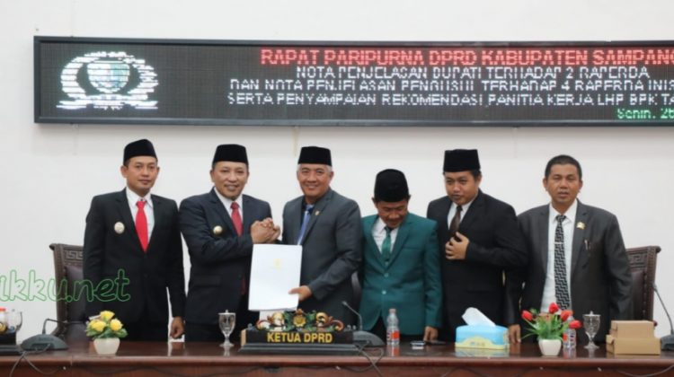 Penyerahan rekomendasi  Panja DPRD Sampang ke Bupati di Rapat Paripurna (Doc. Anaf/klikku)