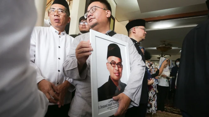 Jenazah Desmon J Mahesa saat akan dimakamkan
