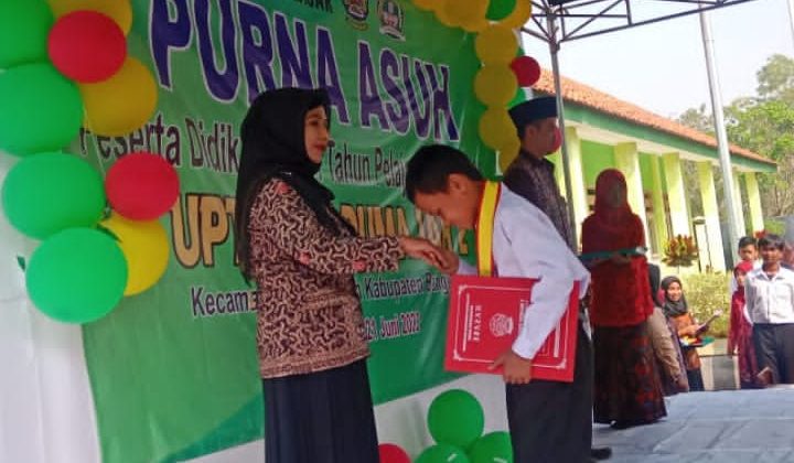 Momen kelulusan siswa SDN Dumajah II Tanah Merah.
Dok Anam Klikku.