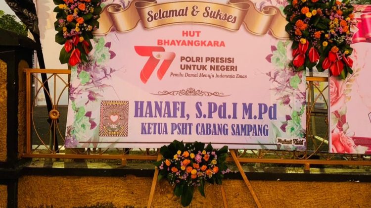 Karangan bungan ucapan HUT Bhayangkara ke-77 dari Pengurus PSHT Cabang Sampang