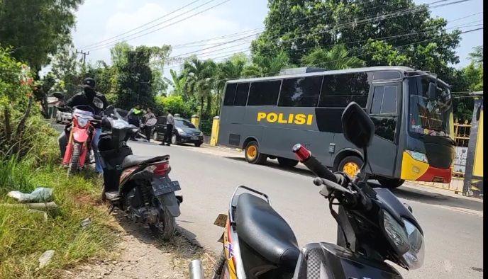 Aparat kepolisian di Wilayah Desa Tanah Merah Laok. Dok Anam Klikku.