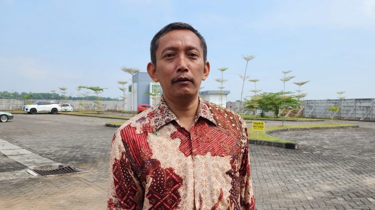 Sekjen DPC Gerindra Bangkalan, Imron Rosyadi paska menghadiri seremonial pengambilan sumpah jabatan ketua DPRD Bangkalan.
Anam Dok Klikku.