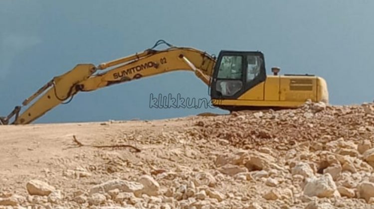 Aktivitas galian C di salah satu bukit di Desa Ketapang Laok, Ketapang, Sampang (Doc. klikku)