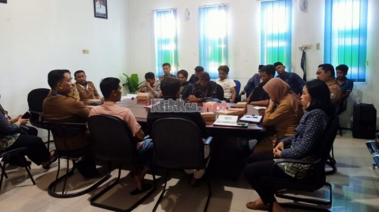 Aliansi Pemuda Reformasi saat audiensi dengan Dinkes Sampang