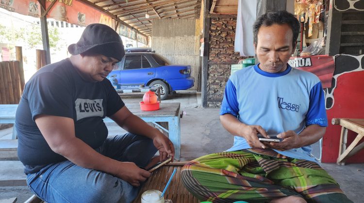 Kanan, Hanif bersama Hosnan pegiat aktivis Wilayah Arosbaya Bangkalan.

Dok Anam Klikku.
