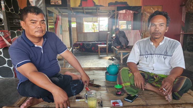 Kiri Hosnan bersama Hanif pegiat Wilayah Kecamatan Arosbaya.

Foto : Anam Dok klikku.
