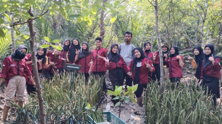 Puluhan anggota IMA bersama Bilal Kurniawan saat kegiatan pengenalan mangrove di Saung Desa Tengket.
Foto : Anam Dok Klikku.