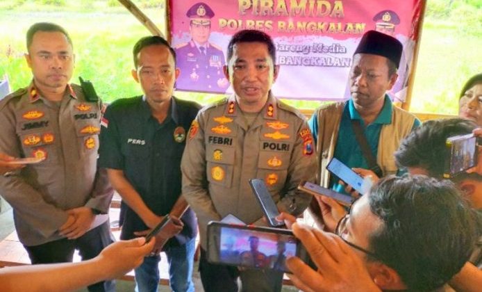 Saat momen doorstop Kapolres Bangkalan AKBP Febri bersama perwakilan jurnalis Syaiful Anam S.Pd Ketua Pejalan.

Foto : Dok Ist Klikku.