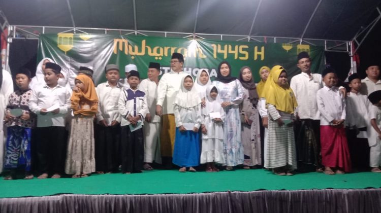 Plt Bupati Bangkalan Drs. Mohni M.M ditengan puluhan yatim di Kecamatan Sepulu, Sabtu (29/07) malam.
Foto : Ist Dok Anam klikku.