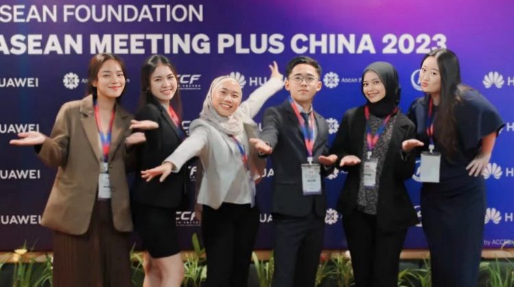 Winda Ayu D Riantie  (kedua kanan) bersama rekan-rekannya dalam ASEAN-China Young Leaders Programme (ACYLP) Model Meeting ASEAN Plus China 2023