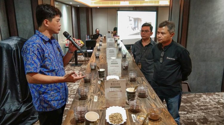 Kepala Kantor Perwakilan Bank Indonesia Provinsi Jatim Doddy Zulverdi (kanan) usai membuka Talkshow Coffeepreneur di Hotel Platinum Surabaya