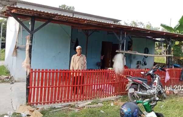 H Rustam saat diteras rumahnya yang berada di Desa Tengket, Kecamatan Arosbaya.
Dok Anam Klikku.