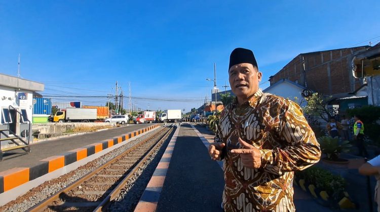 Bambang Haryo saat di stasiun Gedangan Sidoarjo