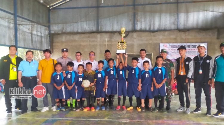 MI Miftahul Ulum, Jl Batulabang, Desa Terosan, Banyuates terima tropy juara