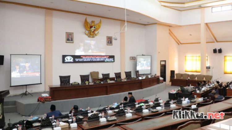 Paripurna DPRD Sampang memdengarkan pidato kenegaraan Presiden Joko Widodo