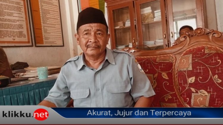 Ali Sugianto, Kepala Sekolah SDN Tamberu Barat I saat ditemui diruang kerjanya (Doc. Anaf/klikku)