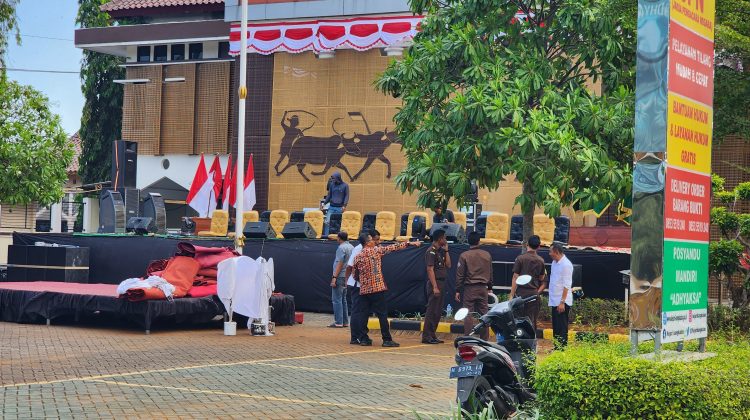Kajari Bangkalan Dr. Fahmi memantau langsung persiapan penyelenggaraan dzikir dan shalawat di halaman kantornya.

Dok Anam klikku.