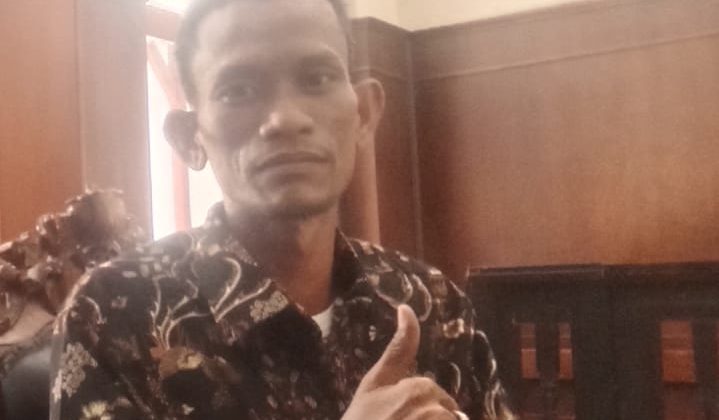 Rofi'i S.H Praktisi Hukum Kabupaten Bangkalan.

Foto : Anam Dok klikku.