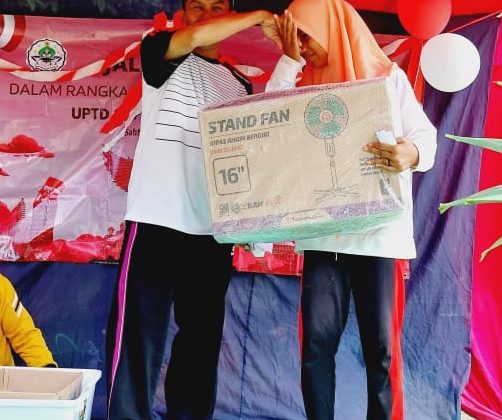Anam Dok klikku.
Momen penyerahan doorprice di SMPN 2 Sepulu.