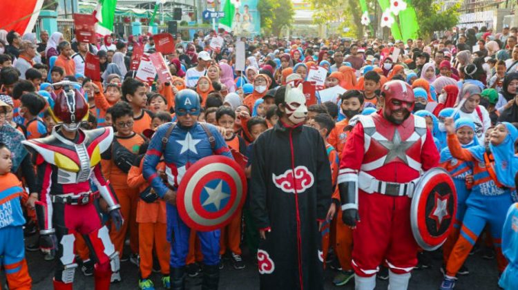Jalan sehat SD Mudipat Surabaya diikuti sejumlah superhero