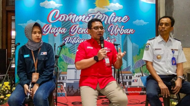 Dirut PT Kereta Commuter Indonesia Asdo Artriviyanto (tengah) saat sosialisasi Kartu Multi Trip (KMT) di Stasiun Surabaya Gubeng