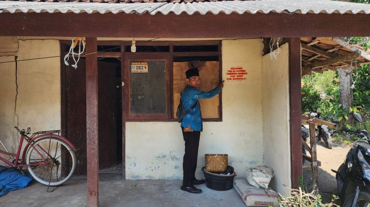 Abd Korim saat di Rumah penerima PKH Desa Tengket.

Foto : Anam dok klikku.
