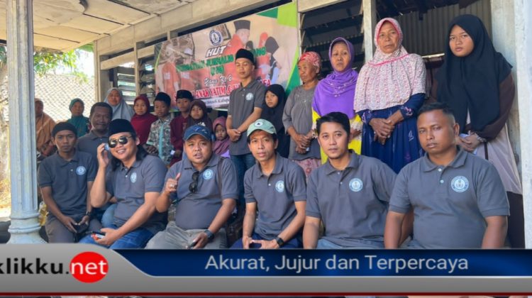 Anggota Persatuan Jurnalis Sampang bersama kaum dhuafa dan anak yatim di Sreseh Sampang.