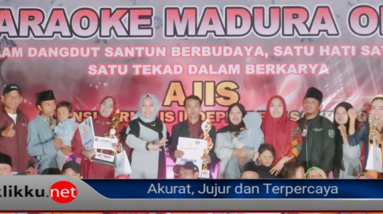 Della Putri dan Zahri didampingi Bunda Eva Ratu Dekor saat menerima hadiah dan penghargaan sebagai juara.