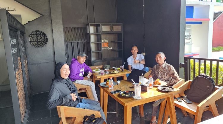 Subaida bersama Abd Korim Kader Desa Cerdas Tengket Arosbaya di Cafe Nonki. Selasa (05/09).
Foto : Anam Dok Klikku.
