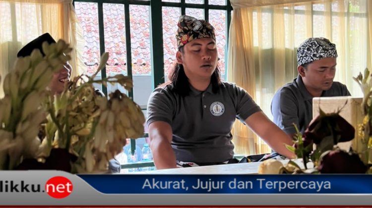 Khusuk, anggota PJS saat ziaroh ke makam Raden Ayu Pemecutan di Denpasar, Bali. 