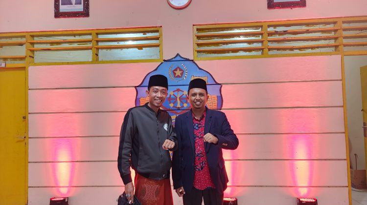 Kanan Agung Firmansyah S.T M.M Camat Arosbaya bersama Syaiful Anam S.Pd Ketua Perkumpuoan Jurnalis Bangkalan.