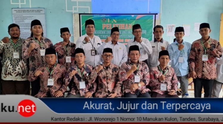 Beberapa peserta PKB photo bersama dengan Kepala Kemenag Sampang, H Abd Wafi (Doc. Anaf/klikku)