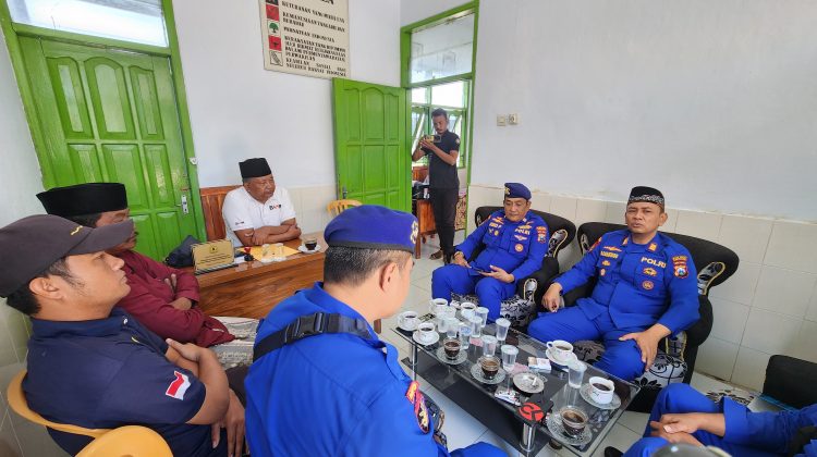 Dok Anam klikku.net.
Jajaran Satpol Airud Polres Bangkalan kunjungi Pemdes dan nelayan Desa Tengket. Jum'at (22/09) pagi.
