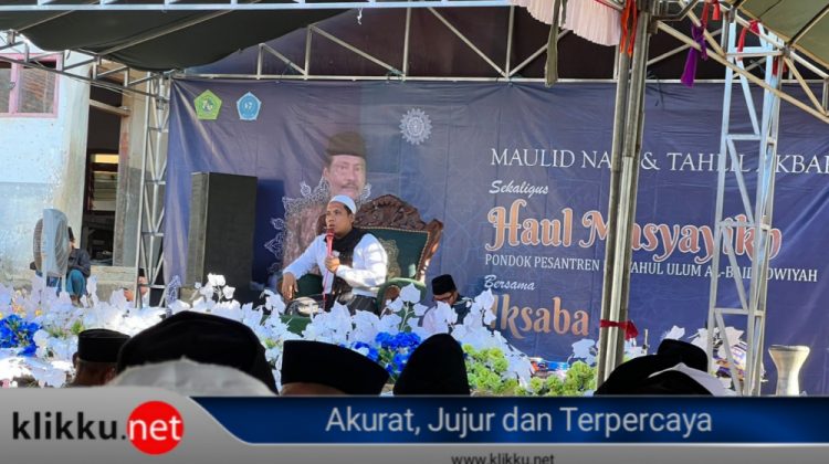 Pengasuh Pondok Pesantren Al Baidhowiyah KH. Mahrus Ali memberikan tausyiyah di hadapan ratusan alumni dan simpatisan ponpes.
