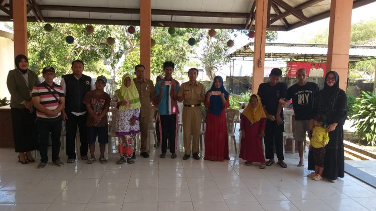 Penyaluran dana bantuan Disabilitas pada warga Arosbaya dari Pemerintah Kabupaten Bangkalan.

Dok Anam klikku.net.