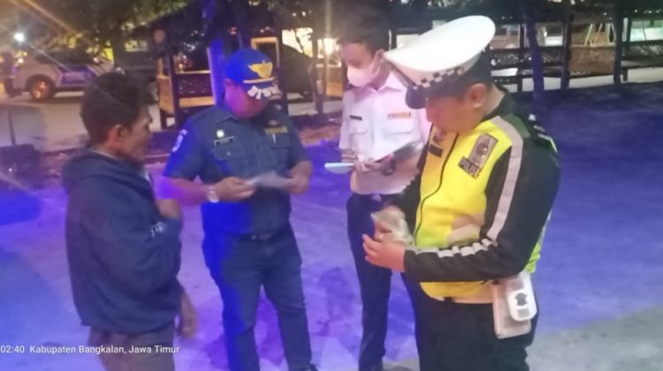 Anggota Polres Bangkalan gelar operasi laka lantas.

Dok Anam klikku ist.