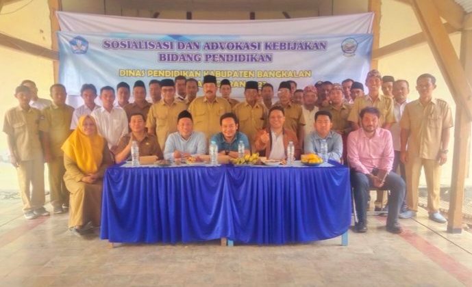 Nur Hasan M.Pd Ketua Komisi D ditengah para tenaga pendidik di Wilayah Kecamatan Sepulu.
Dok Anam klikku.net ist.