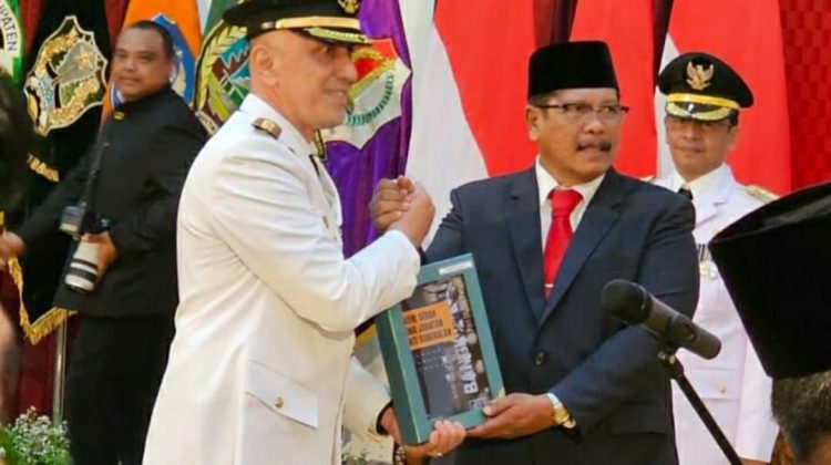 Pj Bupati Bangkalan M. Edie bersama mantan Plt Bupati Bangkalan Drs. Mohni M.M.

Dok Klikku.net.