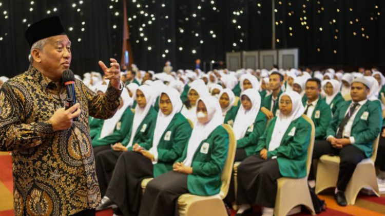 Prof Dr. Ir. Mohammad Nuh DEA saat memberikan kuliah umum