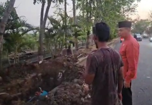 Kanan Sjobirin Hasan Dirut PDAM Bangkalan tinjau langsung perbaikan kebocoran pipa saluran pelanggan.

Dok Anam klikku.net ist.