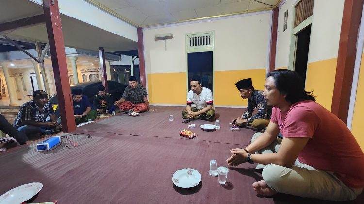 Kanan Jamal Kanit Intel Polsek Arosbaya bersama elemen masyarakat.
Dok Anam klikku.net.