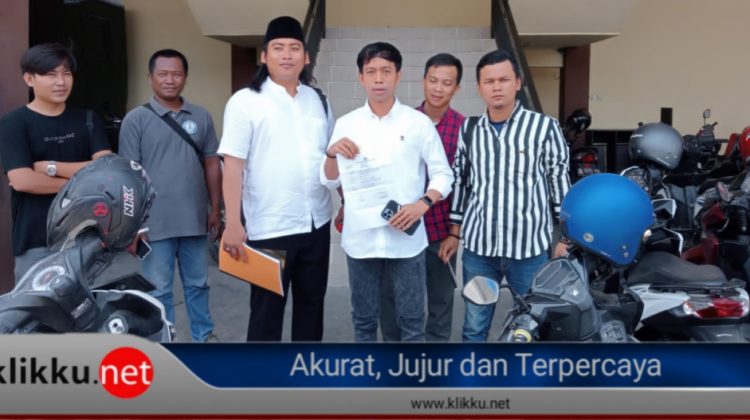 Sekretaris PJS Imron, di dampingi beberapa anggota PJS menunjukkan bukti laporan di Mapolres Sampang.