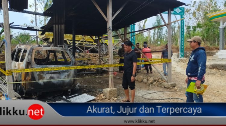 Anggota Polsek Ketapang mengamankan TKP Mobil Tokoh Agama yang dibakar orang misterius.