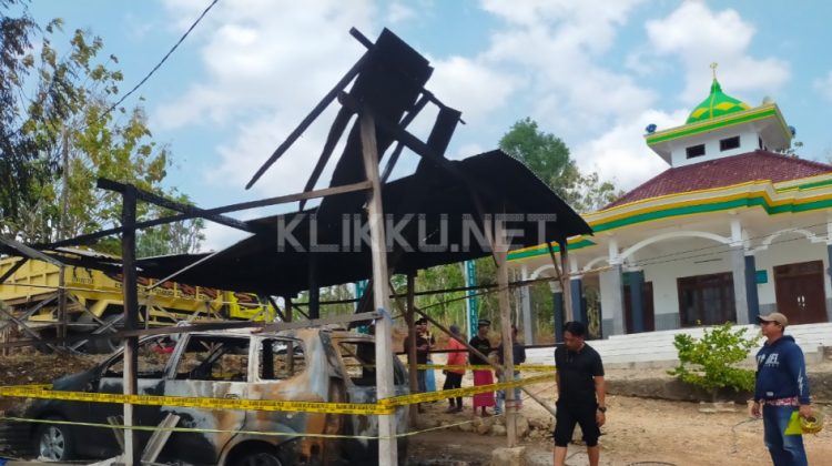 Mobil tokoh agama di bakar orang misterius di depan Masjidnya.