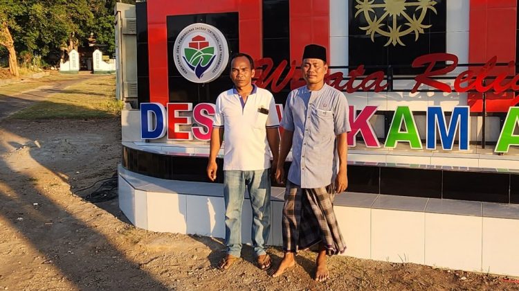 Kiri Hanif Pegiat Arosbaya disambut Supriyadi Kepala Desa Makam Agung saat mengunjugi langsung salah satu icon desa tersebut. (Minggu 16/10) sore kemarin.

Dok Anam klikku.net.